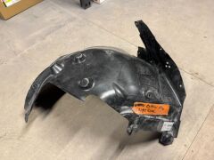 BMW-51718070522-ÇAMURLUK DAVLUMBAZI ARKA KISIM SAĞ G80