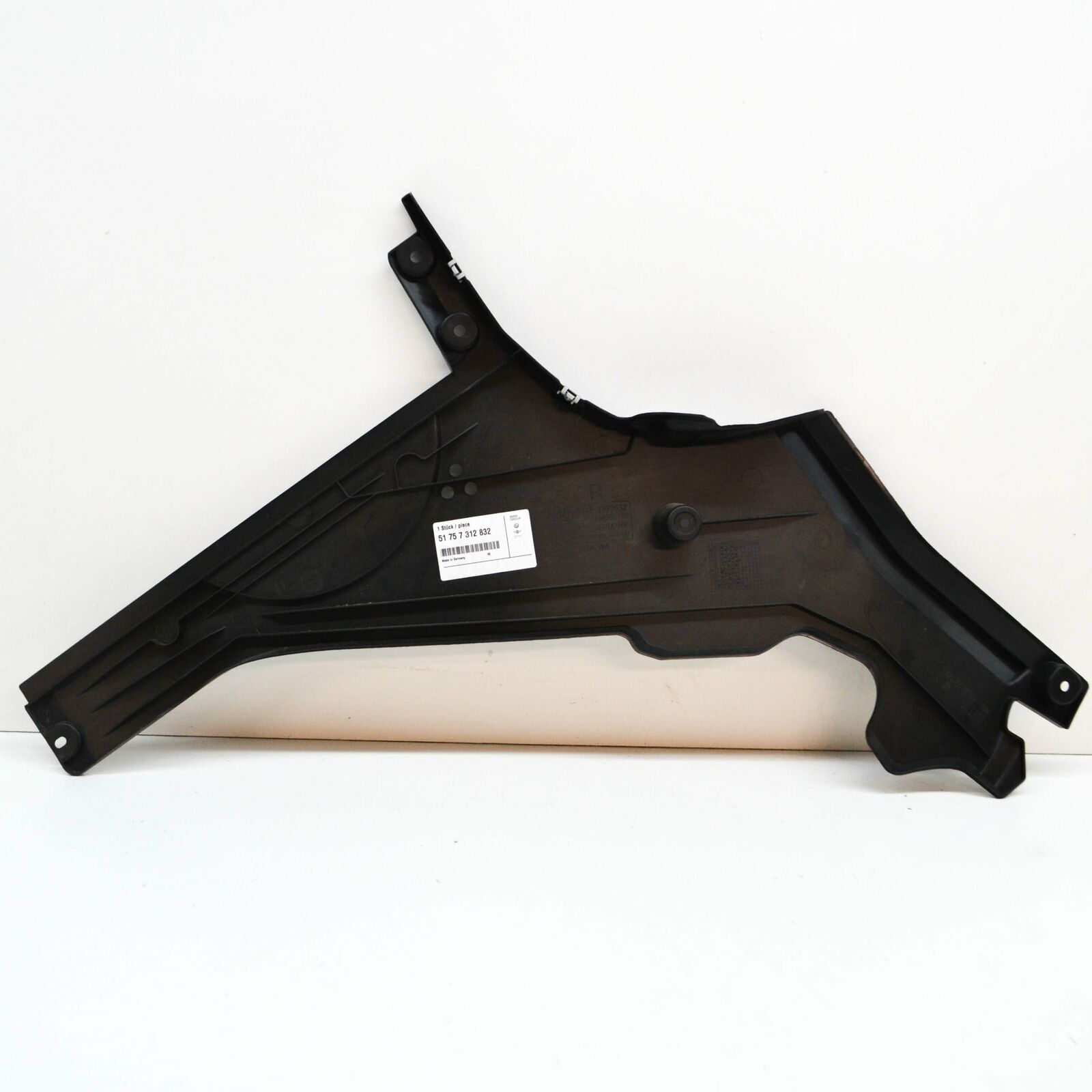 BMW-51757312832-51757312832-7312832-BMW-BENZİN DEPOSU ALT KÖŞE PLASTİK